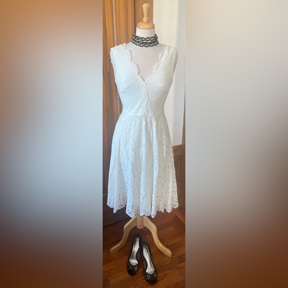 Vera Wang White Lace A-Line Classic Dress